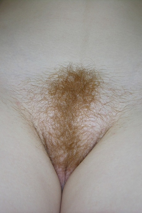 Натуральная рыжеволосая модель Harper R дергает за член во время своего первого обнаженного шоу 16