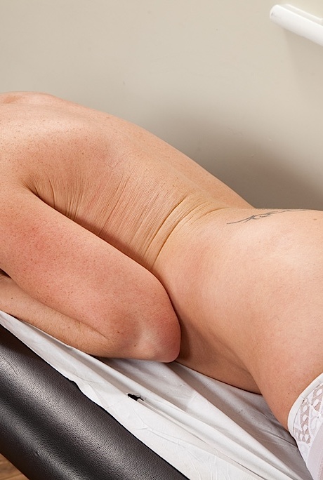 Соблазнительная зрелая леди с бритой пиздой раздевается и раздвигает свои обтянутые нейлоном ножки 13