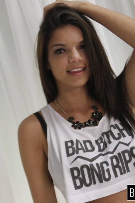 Красивая латиноамериканка Кэрри Брукс занимается грубым сексом со своим парнем 2