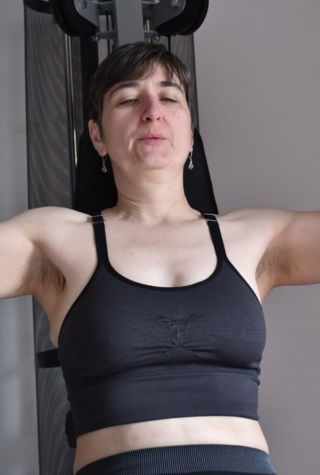 Подтянутая пожилая леди демонстрирует свои отвисшие сиськи во время тренировки в тренажерном зале 7