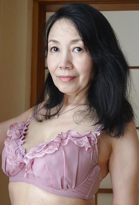 Цуяко Миятака раздвигает свою зрелую волосатую азиатскую киску после раздевания 5