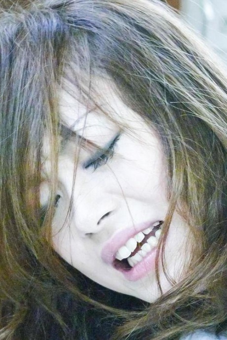 Японская милфа Сара Сеори кончает в кремовый пирог после секса сразу с двумя мужчинами 10