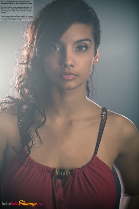 Красивая женщина Дези снимает свое платье, чтобы обнажить свои большие натуральные сиськи 2