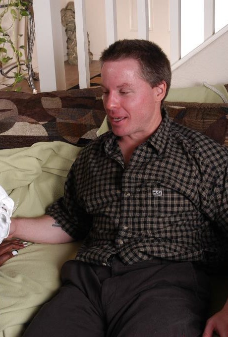 Тучная чернокожая цыпочка Династия ест сперму из рук после дрочки маленького члена 1