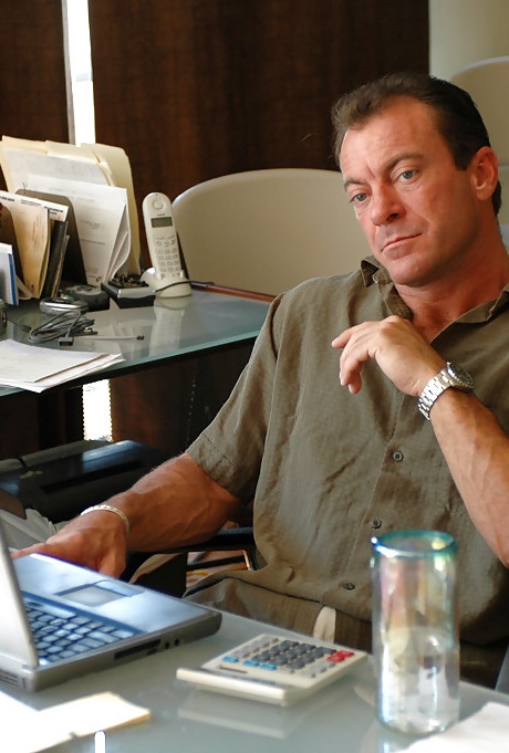 Знойная латиноамериканка Моник Мэдисон трахает огромный член своей задницей 1