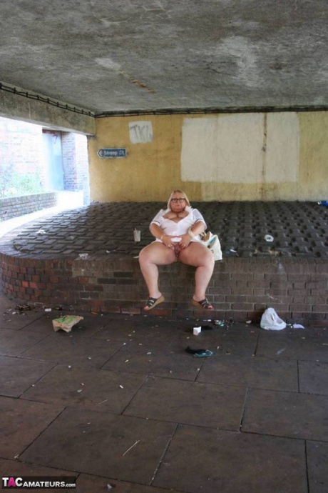 Толстая пожилая медсестра Лекси Каммингс обнажает себя, прогуливаясь по тротуару 14