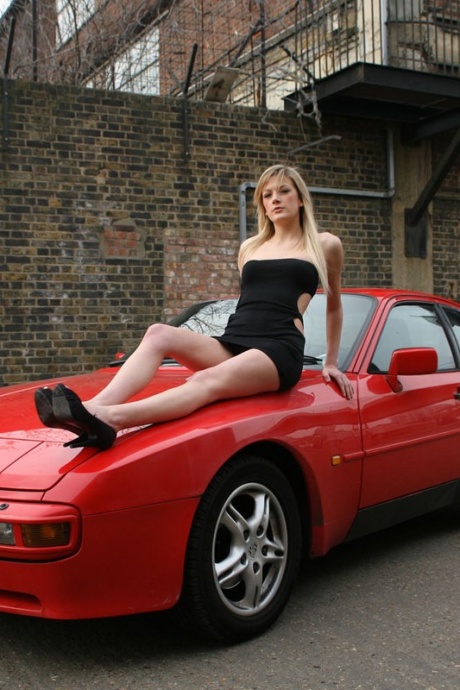 Длинноногая блондинка Эддисон катается топлесс на красной спортивной машине в промышленном районе 5