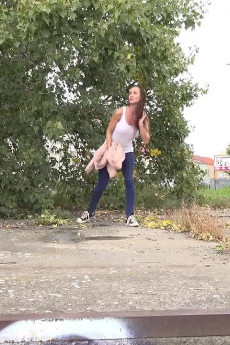 Сексуальная девушка Синтия Веллонс прячется за деревьями, чтобы пописать 14