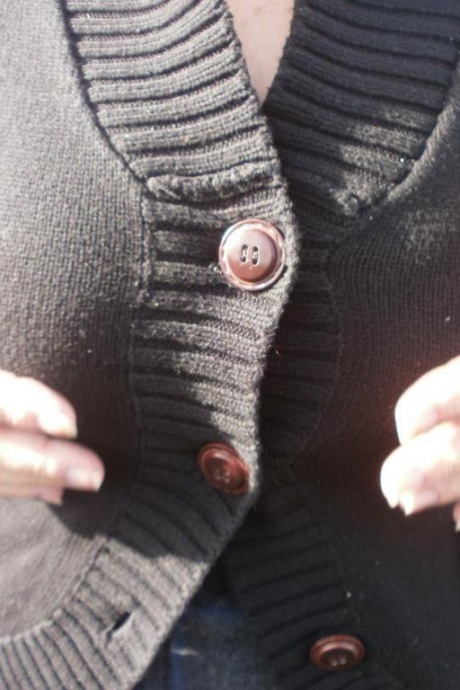 Возбужденная старая Каро на открытом воздухе в сапогах раздвигает киску, чтобы поиграть с бутылкой вина 15