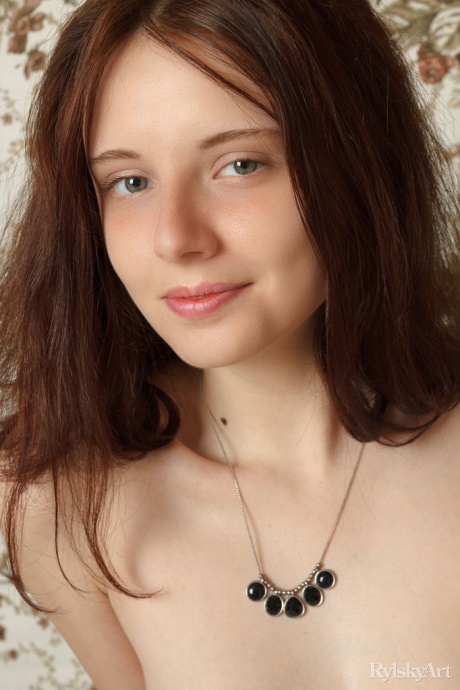 Сольная модель Сиенна снимает пояс с подвязками, чтобы позировать обнаженной в скомканных нейлоновых чулках 1