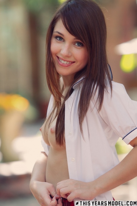 Очаровательная студентка Марисса Мэй раздевается в саду в белых носках 10