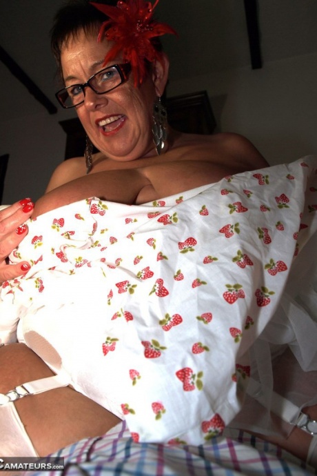 Веселая зрелая WarmSweetHoney нагибается под юбкой в трусиках и обнажает огромные сиськи 11