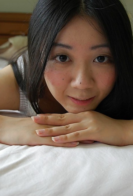 Молоденькая азиатка Джун Мацубара раздевается и раздвигает свои нижние губки 6