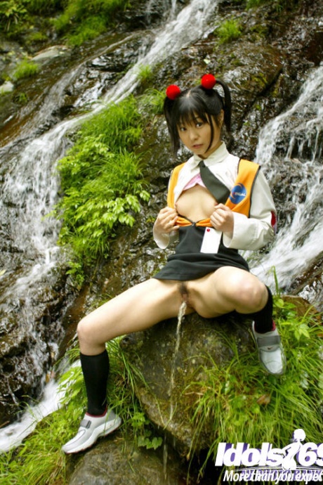 Улыбчивая студентка-азиатка показывает свои крошечные сиськи и пушистую пизду на открытом воздухе 16