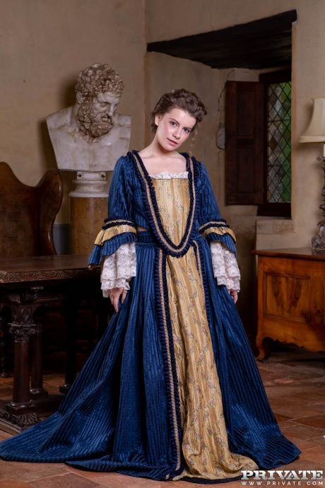 Большегрудая цыпочка Элис Уэйн соблазняет своего адвоката в старинном костюме 1