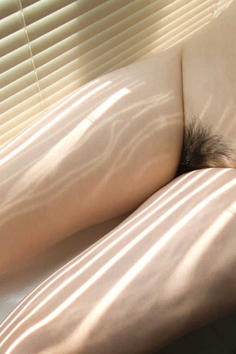 Японская соло-девушка Ханано Ноно ласкает свои огромные сиськи в обнаженном виде 4