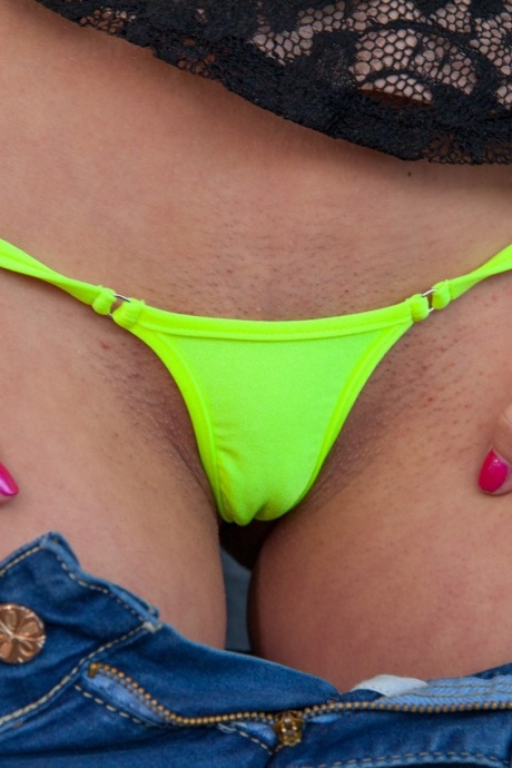 Сладкую молоденькую Аниту Беллини трахают в жопу, одновременно отсасывая член 5