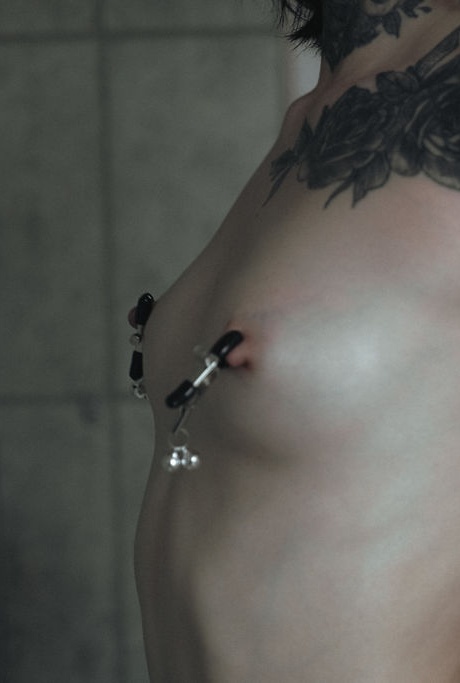 Потрясающая татуированная брюнетка Полли Стар стоит обнаженная в своей ванне, облизывая губы 12