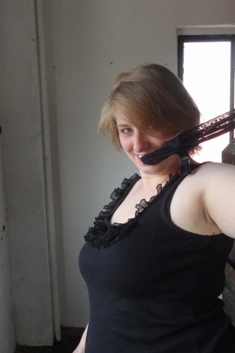 Любительская толстушки Лиззи играет со своими натуральными сиськами, прежде чем показать свою большую задницу 16