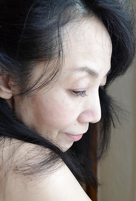 Уродливая зрелая азиатка Цуяко Миятака и ее очень волосатая киска 12