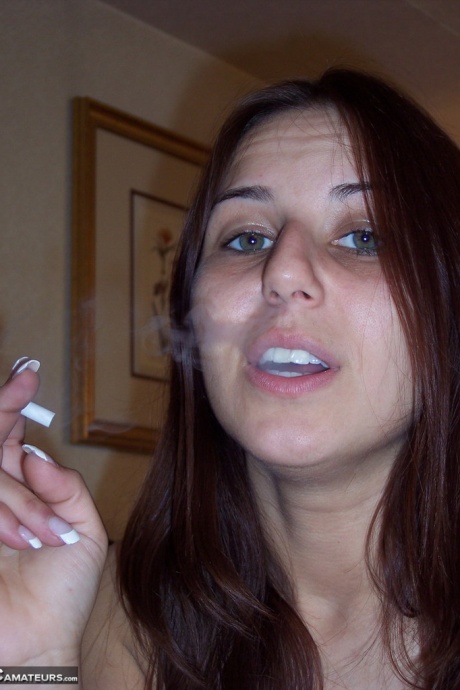 Полностью обнаженная девушка Лексси сидит на своей кровати и курит сигарету 11