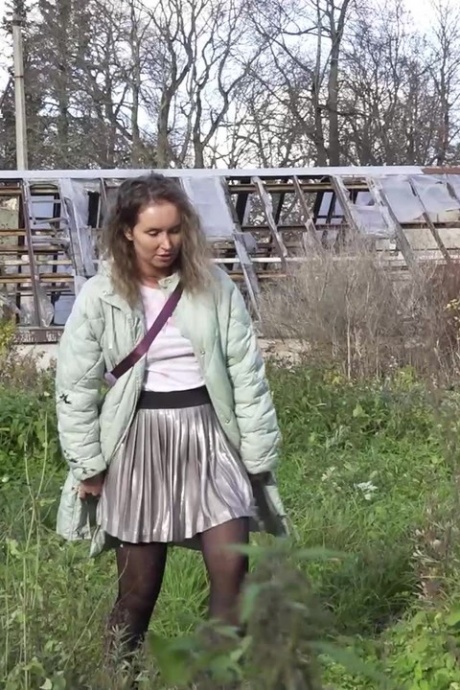 Белая девушка Рита мочится у заброшенного здания, срезая путь 1