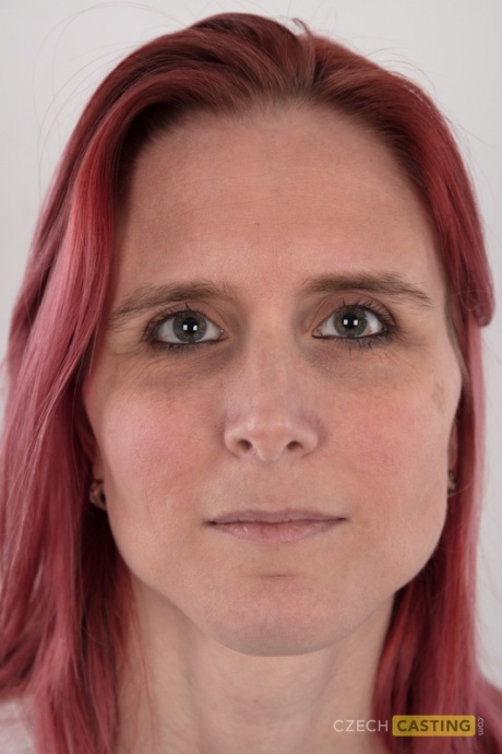 Рыжеволосая любительница Квета показывает свою разномастную грудь, стоя голой 1