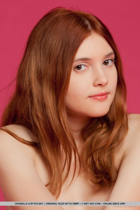 Молодая рыжеволосая русская Орабель А обнажает сиськи, прежде чем показать свою подстриженную пизду 18