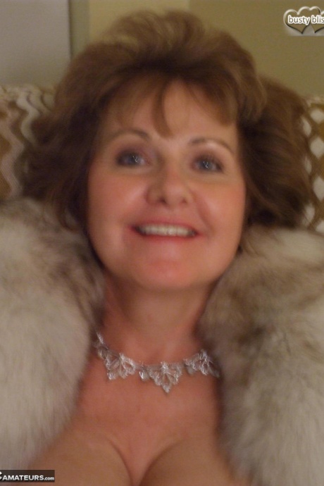 Пожилая грудастая любительница Блисс занимается сексом со своим молодым любовником на кровати 9