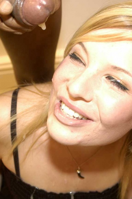 Натуральная блондинка CloverX встает на колени для групповухи над ними 9