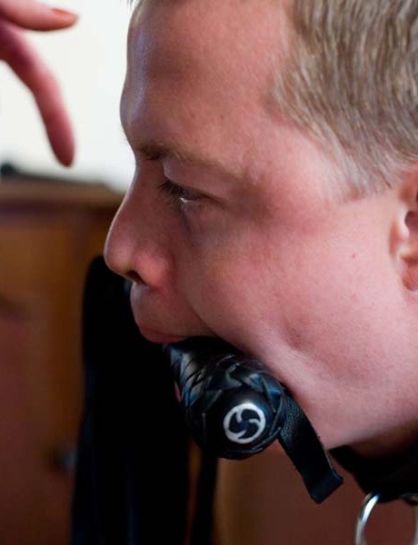 Хозяйка таймера использует хлыст, чтобы приручить двух голых тигров, целующих ее сапоги 3