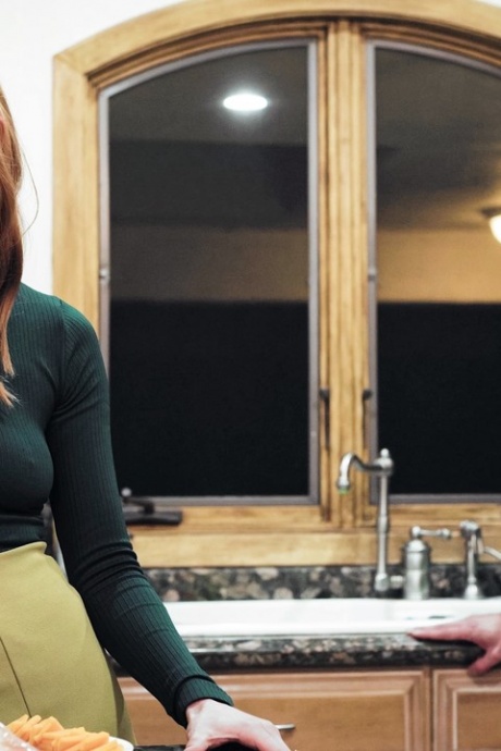 Рыжеволосая женщина Лейси Леннон щеголяет спермой после секса со своим пасынком Кремовый пирог 1