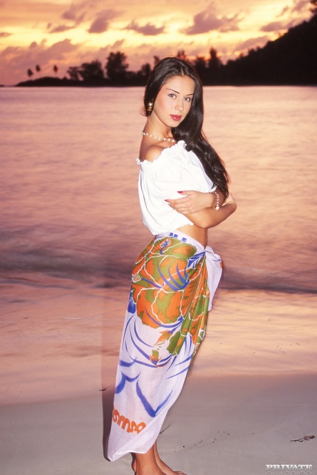 Красивая женщина Джой делает двойное проникновение во время секса сразу с тремя мужчинами 1