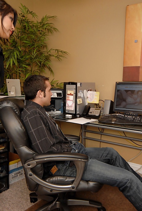 Любительская красотка со стройным телом набивает рот и волосатую киску большим членом 1