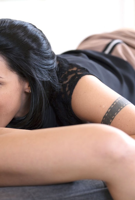 Потрясающие Синди Хоуп и Сицилия в экзотическом лесбийском сеансе лизания киски 10