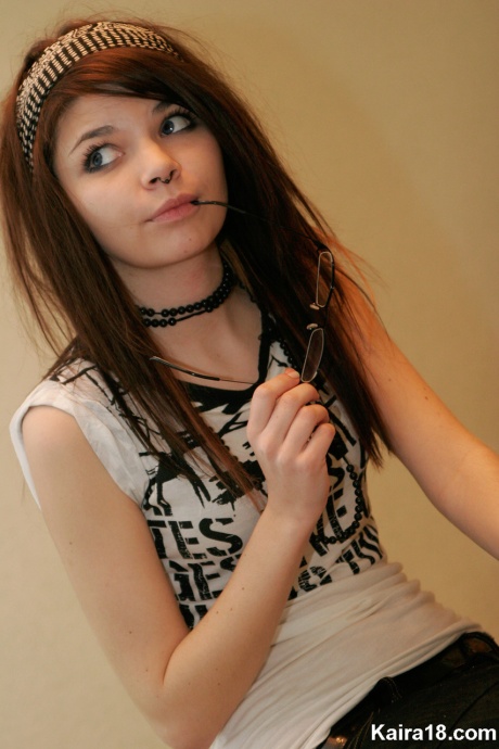 Молодая брюнетка Кайра, 18 лет, снимает очки, моделируя не обнаженную натуру 9