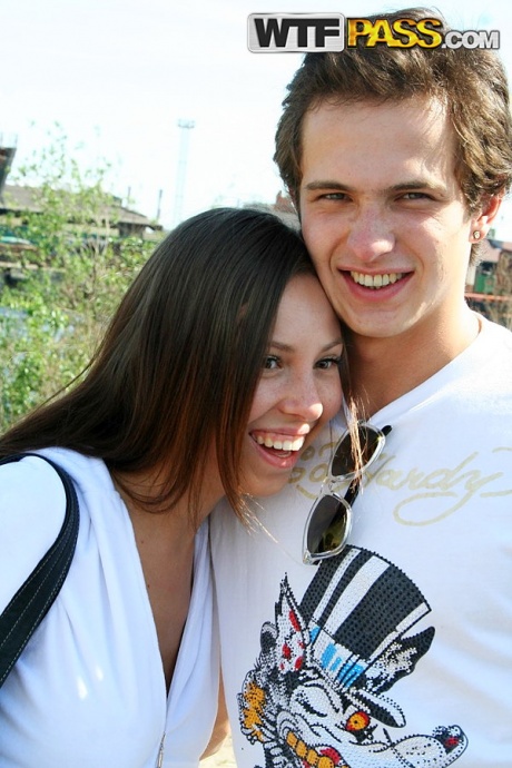 Брюнетка Свити Эбби и ее парень снимают домашнее секс-видео на берегу реки 2