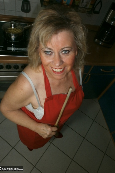 Распутная домохозяйка-любительница Каро не смогла удержаться от мастурбации на кухне 3