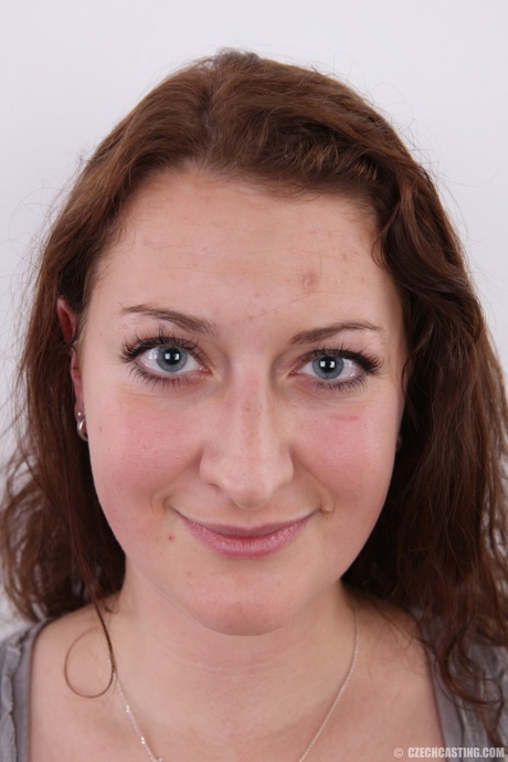 Пухленькая любительница Диана стоит прямо и обнаженная после того, как сбросила с себя одежду 1