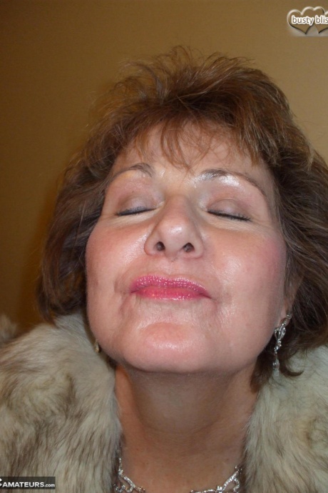 Пожилая грудастая любительница Блисс занимается сексом со своим молодым любовником на кровати 1