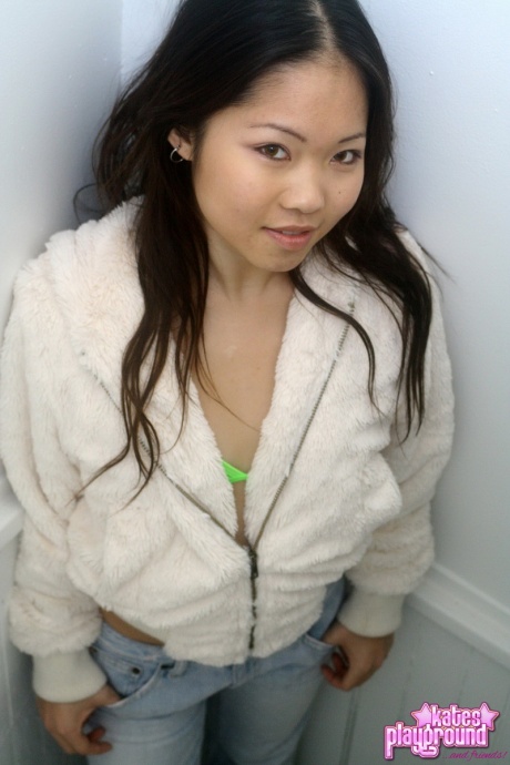 Азиатка-первокурсница Грейс снимает свое пальто с капюшоном, чтобы позировать в бикини 2