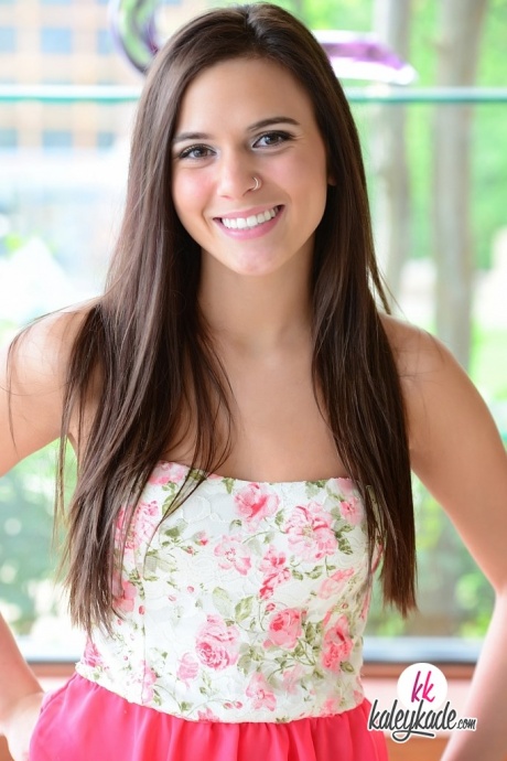 Любительская модель Кейли Кейд ублажает свою молоденькую киску вибратором Hitachi 1