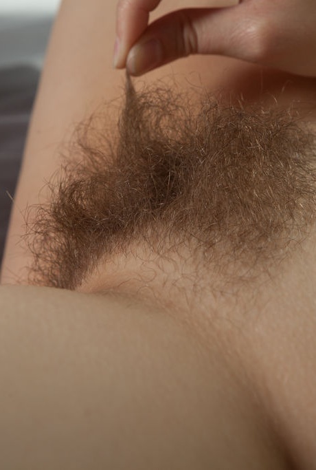 18-летняя девушка Элис Н. играет со своим пышным бюстом после того, как сняла нижнее белье 9