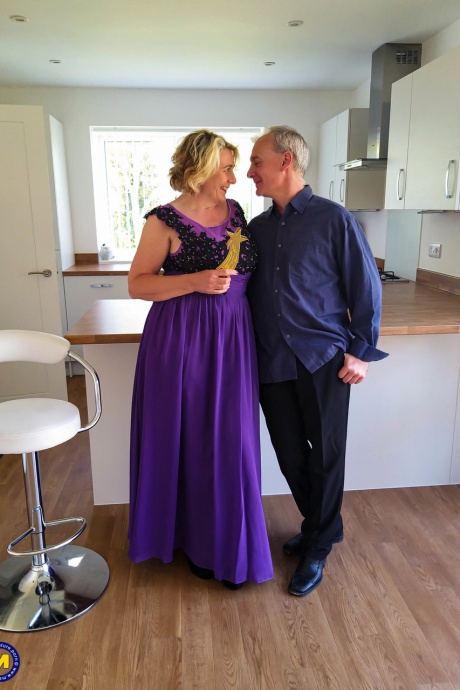 Старая блондинка сверкает своими подвязками во дворе перед сексом на кухне 3