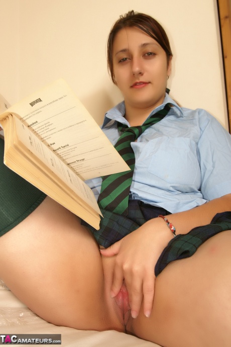 Непослушная школьница Кимберли Скотт читает непристойности и мастурбирует свою молоденькую киску 12