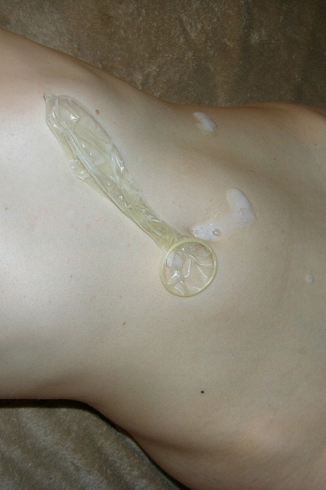 Молодой русской девушке со светлыми волосами вылили сперму из презерватива на живот 16