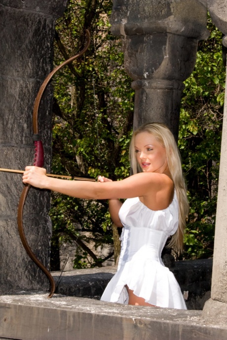 Горячие цыпочки становятся лесбиянками и делают двойное проникновение в средневековом лесу 2