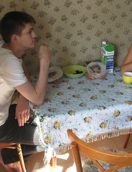 Симпатичная молоденькая трахается с хозяином квартиры на кухонном столе, пока ее парень наблюдает 1