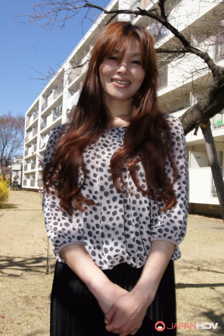 Японская милфа Хитоми Кано мило улыбается, когда позирует не обнаженной 4