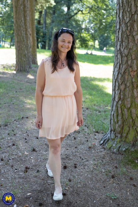 Лесбиянка постарше подцепляет девочку-подростка в парке и отвозит ее домой для лесбийского секса 2